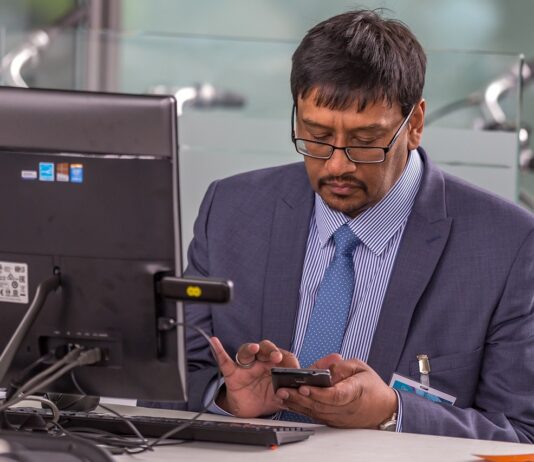 IT 산업 중장년 근로자 재취업 지원 강화…고용부·네이버 업무협약